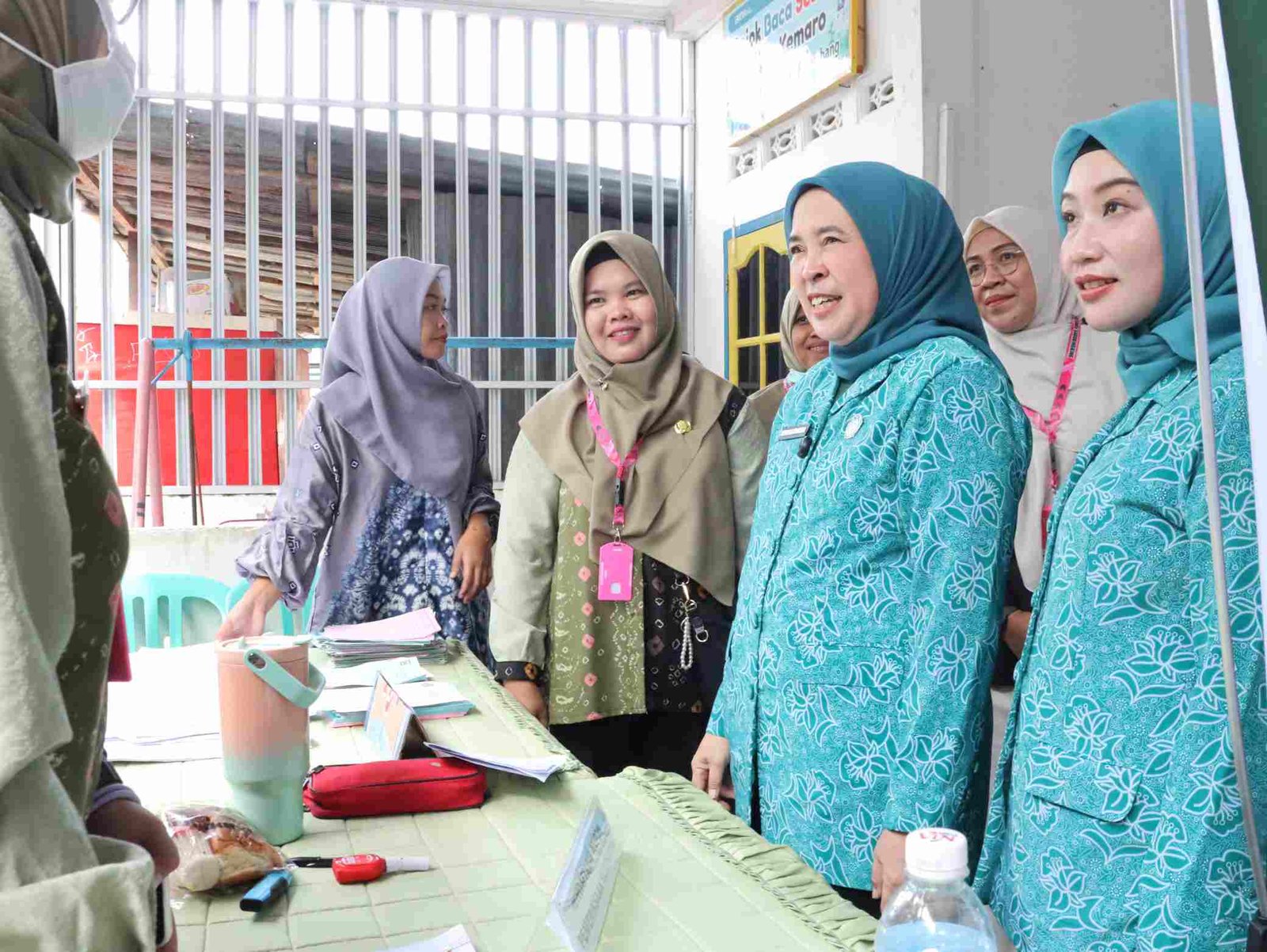 Ketua TP PKK Dewi Sastrani Ratu Dewa melakukan peninjauan langsung terhadap pelayanan kesehatan gratis bagi masyarakat terpencil