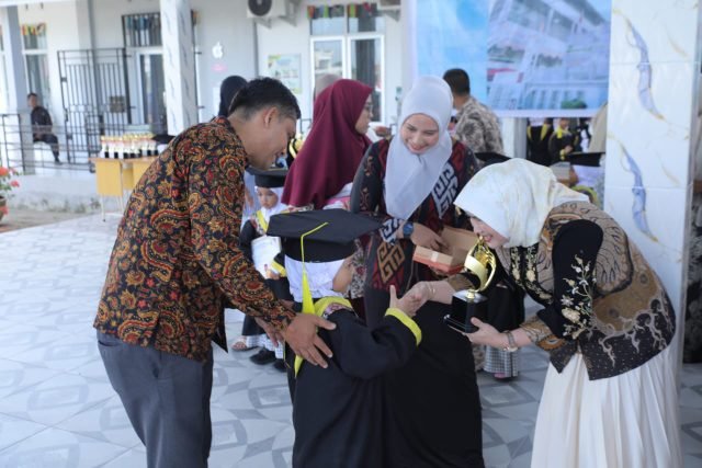 Ketua TP. PKK Kabupaten Asahan Yusnila Indriati Taufik Zainal Abidin menghadiri Perpisahan/Pelepasan Peserta Didik Taman Kanak (TK) B TK Swasta Darussalam Islamic School