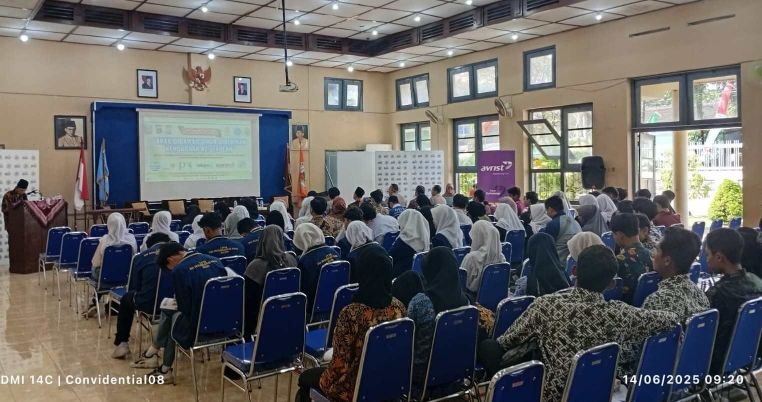 Kegiatan Diskusi Publik yang dilaksanakan Kelompok Strategi Masyarakat di Aula SMK Koperasi, Yogyakarta (Foto : Simon)