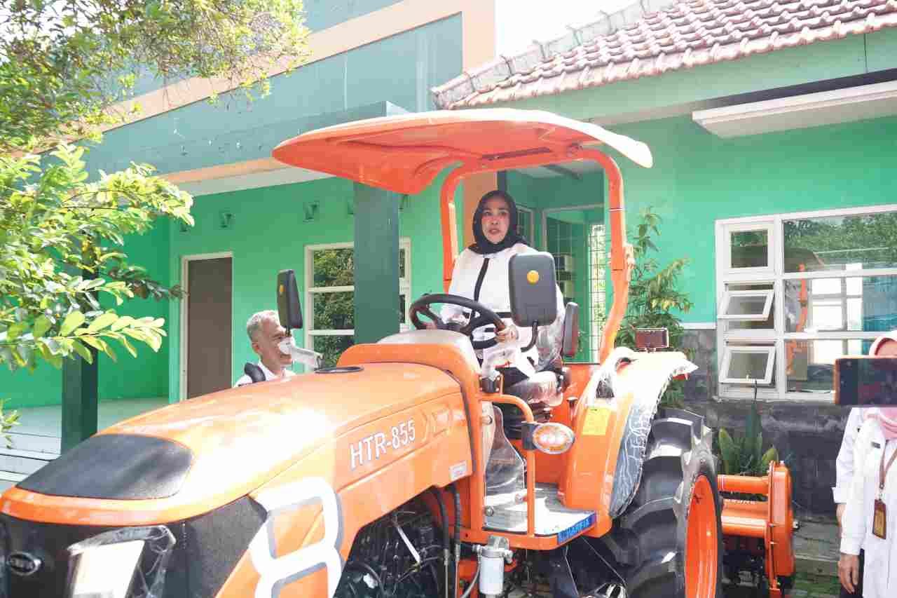 Mimik Idayana Cek Bantuan Alsintan di Porong: Dorong Anak Muda Lirik Pertanian Modern