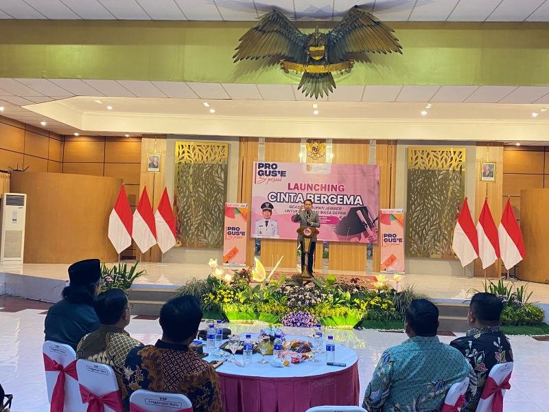 Bupati Jember Muhammad Fawait saat konferensi pers di aula Dispendik Jember Rabu (18/6/2025)