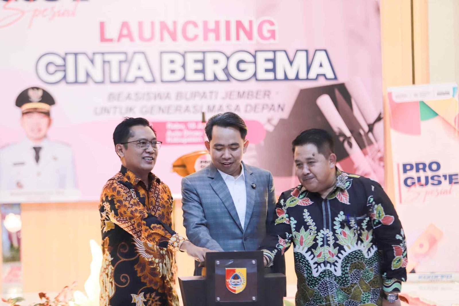 Bupati Jember Muhammad Fawait saat launching beasiswa kuliah pada Rabu (18/6/2025) (Dok Kominfo Jember)