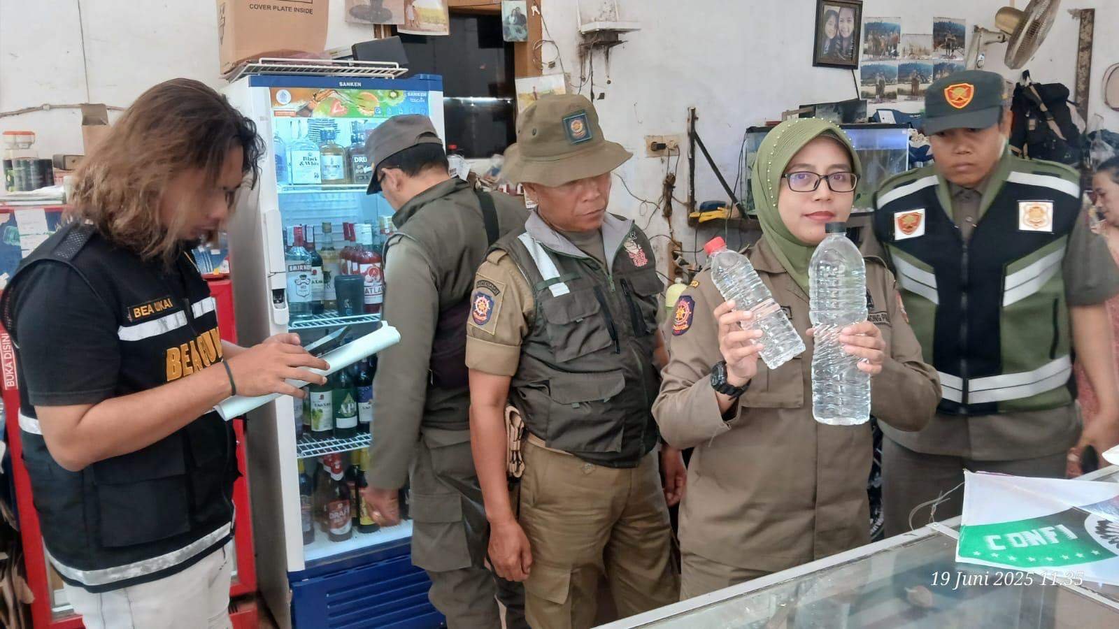 Petugas Satpol PP Jember saat melakukan razia Miras dan rokok ilegal