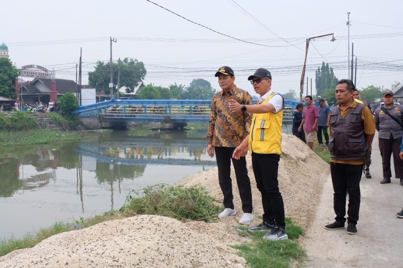Bupati Sidoarjo H. Subandi turun langsung menyusuri aliran Sungai Mbah Gepuk, Jumat (20/6/2025).