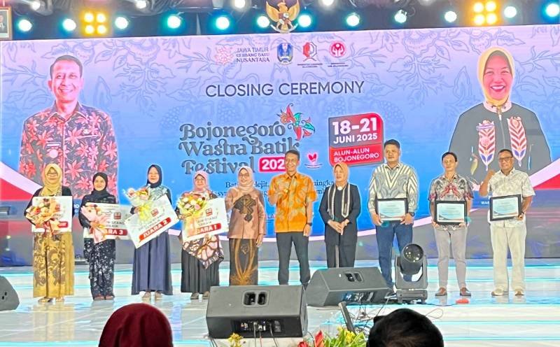 Jember Raih Juara 1 Desain Stand Terbaik di Bojonegoro Wastra Batik Festival 2025