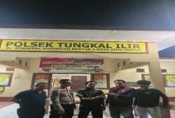 Kapolsek Tungkal Ilir Terima Penyerahan Senpi Berikut Amunisi dari Kades Teluk Tenggulang