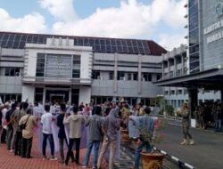 Warga Tanjung Terang Geruduk Kantor Bupati dan DPRD Muara Enim