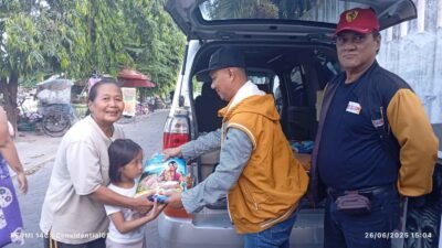 Puluhan Warga Karanganyar Terima Sembako