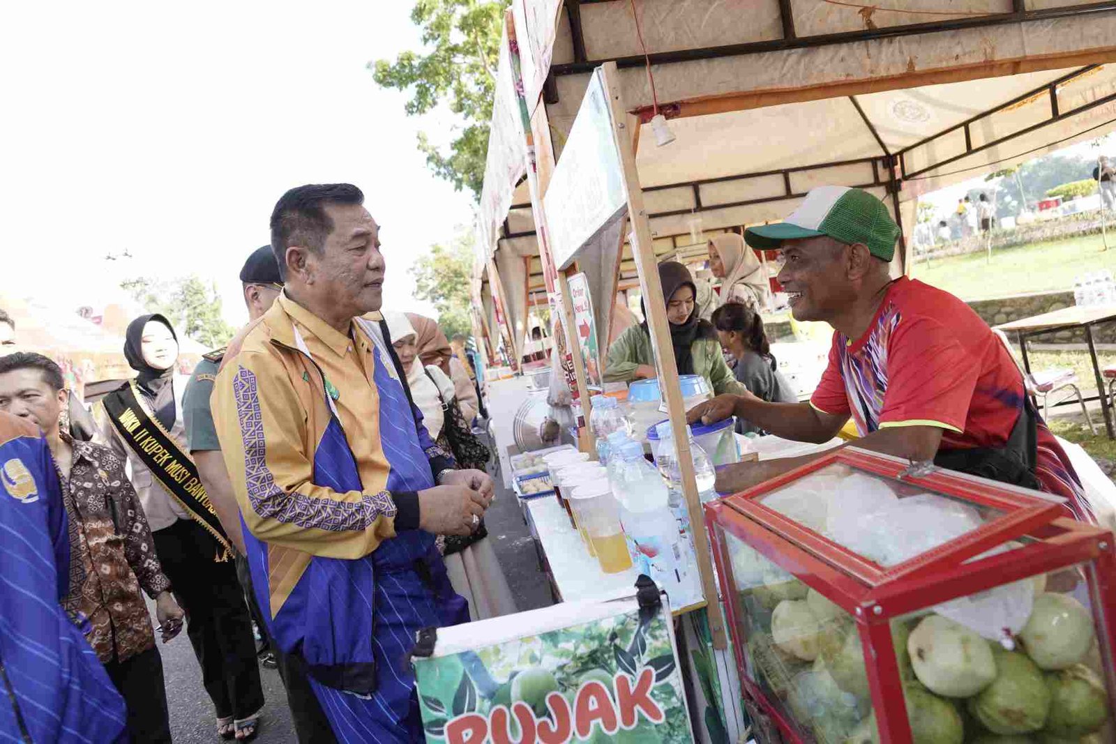 Sebanyak 136 Stand Kuliner Berjejer di Depan Rumah Dinas Bupati