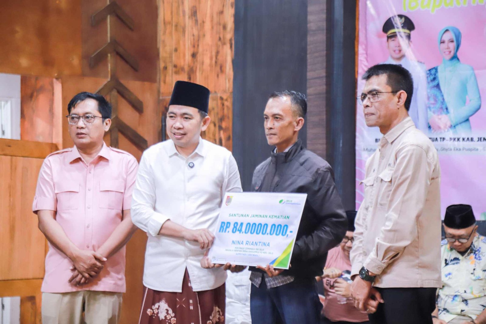 Bupati Jember Ngantor di Kecamatan Silo, Bawa Puluhan Pelayanan Publik dan Serahkan Bantuan