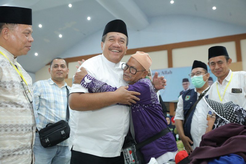 Bupati Asahan Jemput 2 Jemaah Haji yang Sakit di Embarkasi Medan