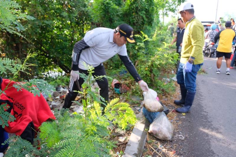 Bupati Sidoarjo Turun Tangan Bersihkan Sampah