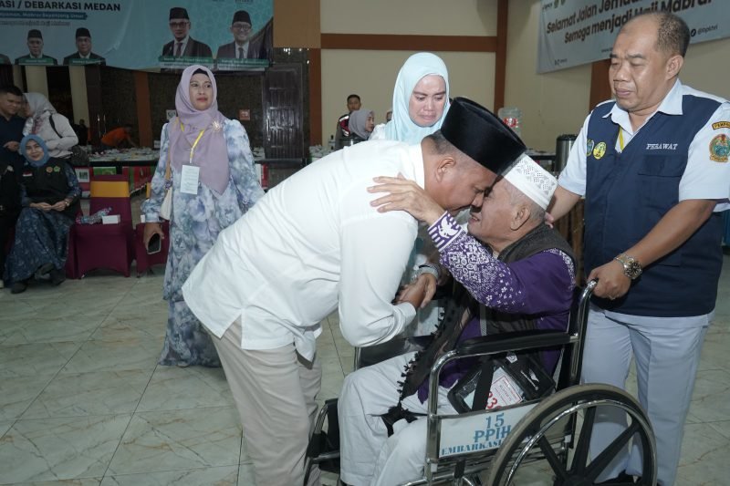 Wakil Bupati Asahan Sambut Kedatangan Jamaah Haji Kloter 15 di Embarkasi Medan