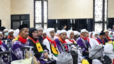 Petugas Penyelenggara Ibadah Haji (PPIH) Debarkasi Palembang menerima kedatangan 369 jemaah haji Kloter 15