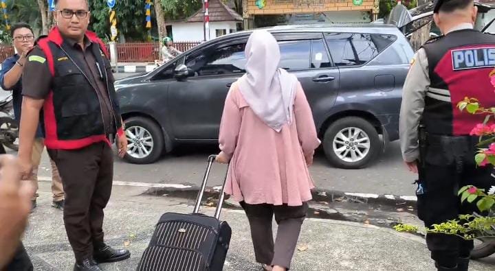 Tim Pidsus Kejati Sumsel membawa satu buah koper yang diduga berisikan dokumen terkait kasus revitalisasi Pasar Cinde