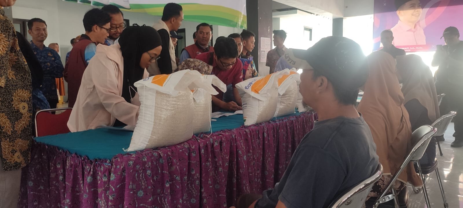 Pemkab Jember dan Bulog Salurkan 4.060 Ton Beras untuk Keluarga Kurang Mampu