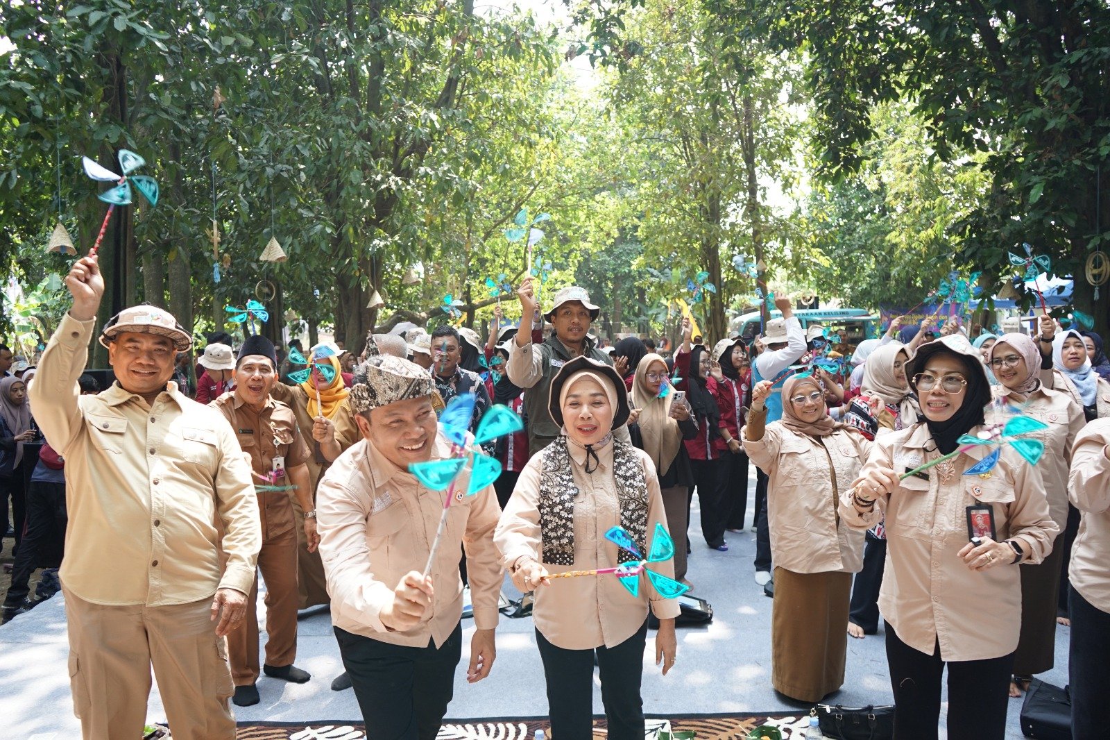 Bupati Sidoarjo, H. Subandi, bersama Ketua TP PKK Kabupaten Sidoarjo, Hj. Sriatun Subandi, menghadiri peringatan Hari Anak Nasional (HAN) 2025
