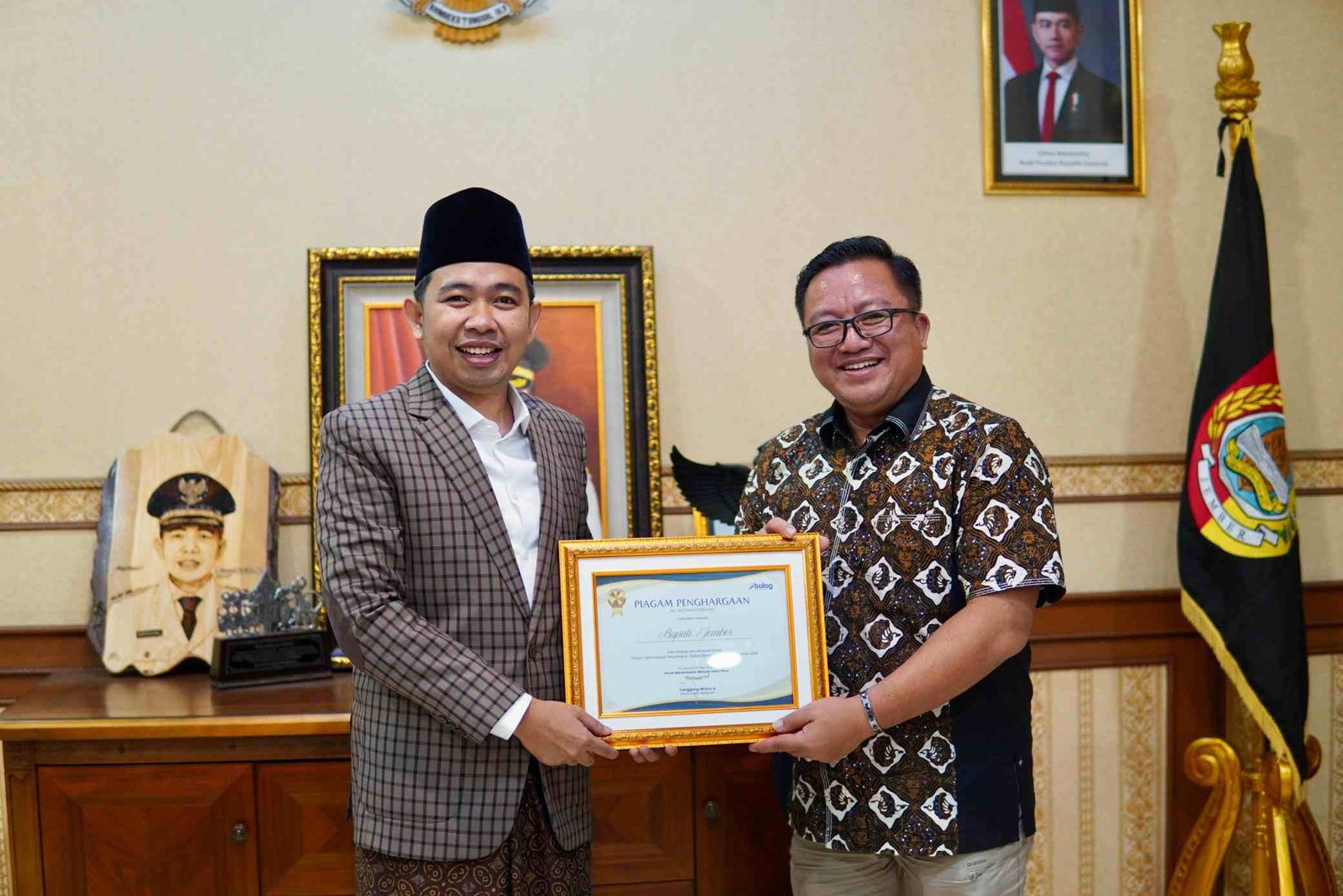 Bupati Jember menerima penghargaan dari Bulog Jawa Timur