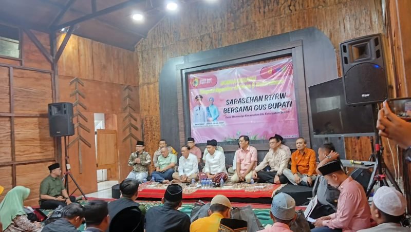 Warga Desa Sidomulyo saat mengikuti sarasehan dengan Bupati Jember Muhammad Fawait