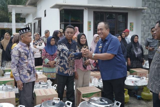 Bupati Asahan Serahkan Fasilitas Bantuan Sosial Pembangunan Ekonomi Masyarakat Tahun Anggaran 2025