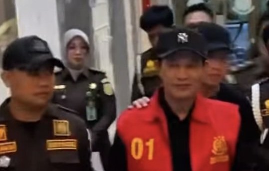 Mantan Walikota Palembang Harnojoyo mengenakan rompi tahanan kejaksaan saat ditetapkan tersangka