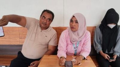 Septi Nur Hidayati bersama suaminya Winarno Santoso dan anaknya