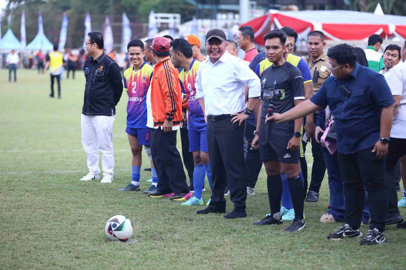 turnamen sepak bola antar pengurus partai politik digelar dan dibuka langsung oleh Gubernur Sumsel, H. Herman Deru, di Jakabaring Sport City (JSC) Palembang, Rabu (9/7/2025).