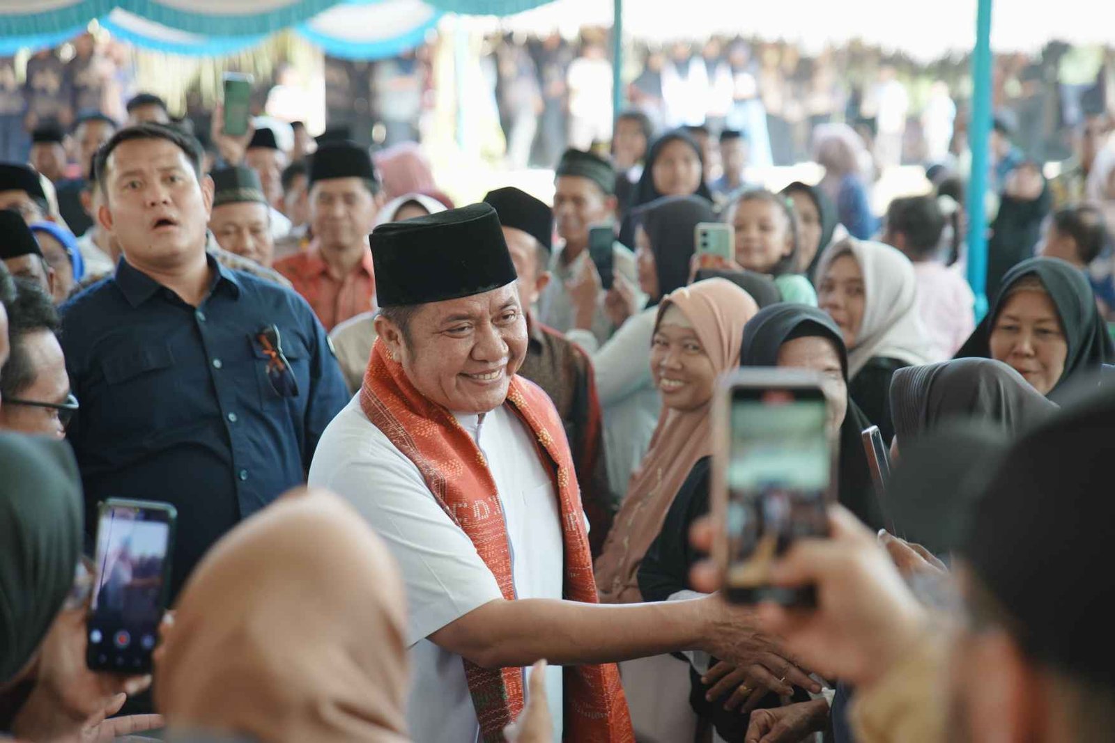 Gubernur Sumatera Selatan (Sumsel) H. Herman Deru hadir langsung di tengah masyarakat Kelurahan Air Batu, Kabupaten Banyuasin