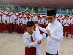 Serentak, Wako, Wawako dan Sekda Kota Palembang Bagikan Seragam Gratis Siswa SD-SMP