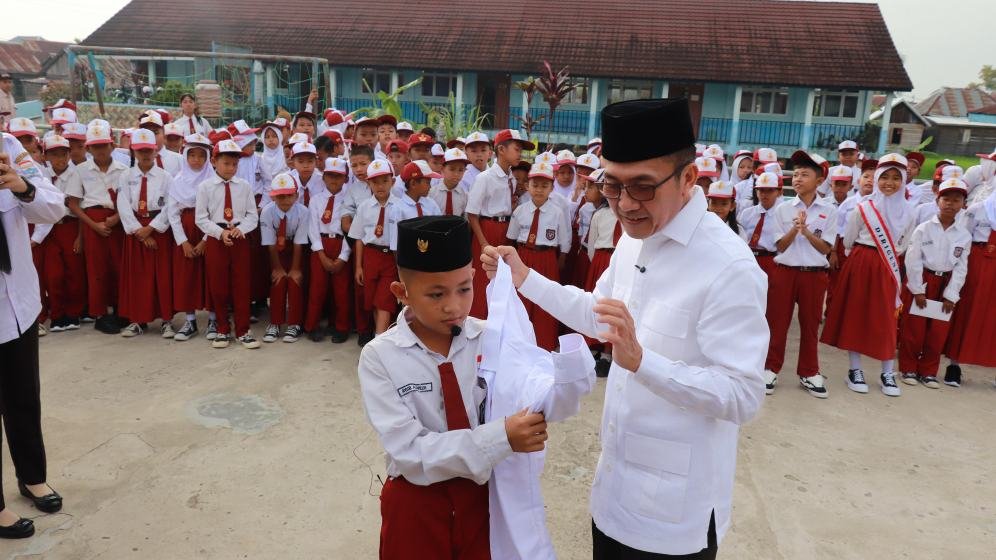 Walikota Palembang, Ratu Dewa membagikan seragam sekolah gratis untuk peserta didik jenjang Sekolah Dasar