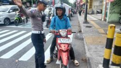 Satlantas Polresta Yogyakarta saat melakukan penindakan. (Foto : Simon)