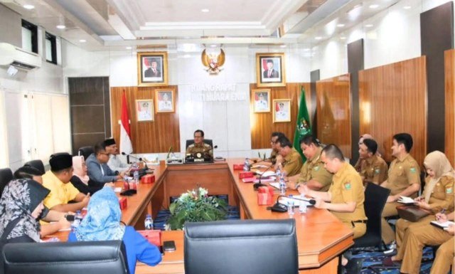 Bupati Muara Enim, H. Edison saat menerima audiensi Anggota DPRD Kabupaten Muara Enim
