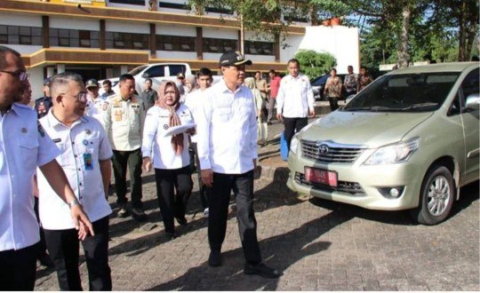 Bupati Muara Enim, H. Edison dan Wakil Bupati (Wabup) Sumarni melakukan pengecekan kendaraan dinas roda empat secara massal
