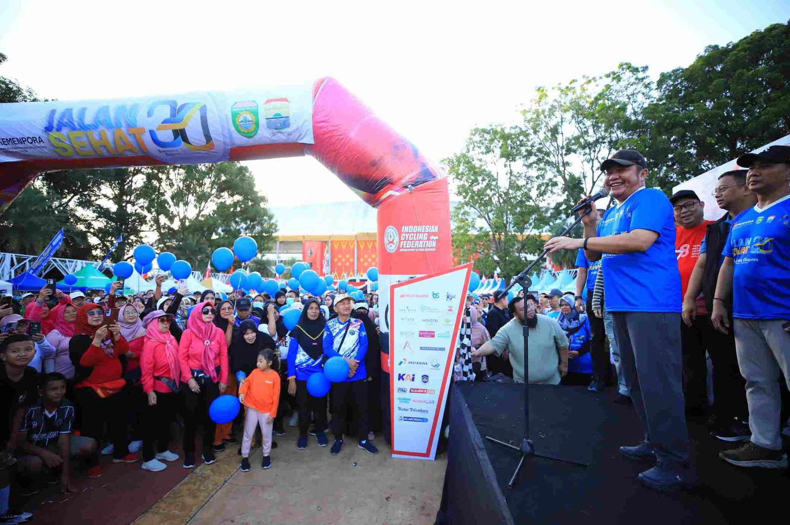 Gubernur Sumatera Selatan (Sumsel) H. Herman Deru melepas secara resmi ribuan peserta Jalan Sehat dalam rangka peringatan Hari Ulang Tahun (HUT) ke-30 Harian Sumatera Ekspres