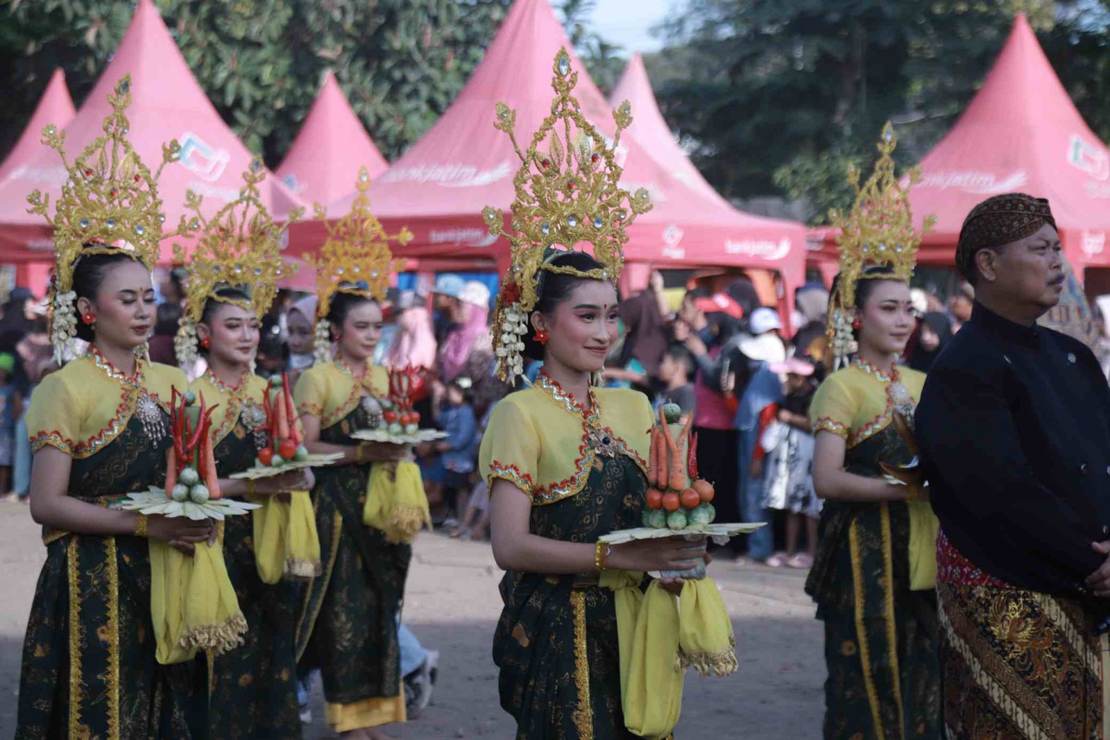 Meriahnya Festival Kaki Gunung Watu Pecah