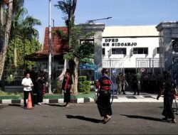 Bertabur Ritual dan Orasi, Aksi Budaya Warnai Depan Gedung DPRD Sidoarjo