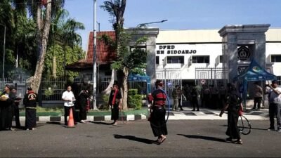 Bertabur Ritual dan Orasi, Aksi Budaya Warnai Depan Gedung DPRD Sidoarjo