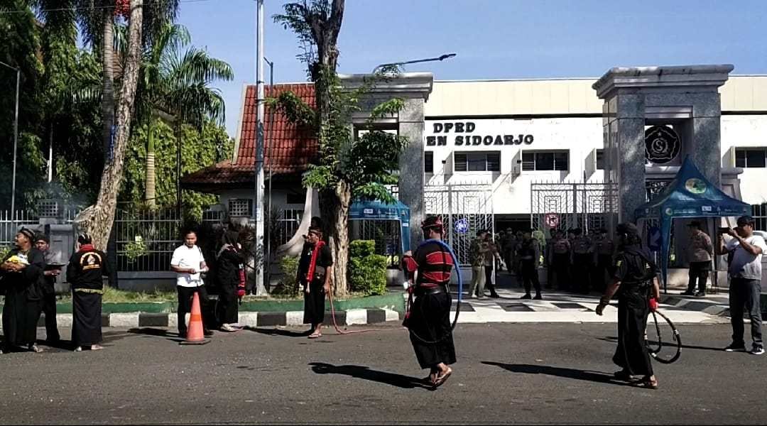 Seruan pelestarian budaya lokal menggema di depan Gedung DPRD Sidoarjo, Selasa (22/7/2025).