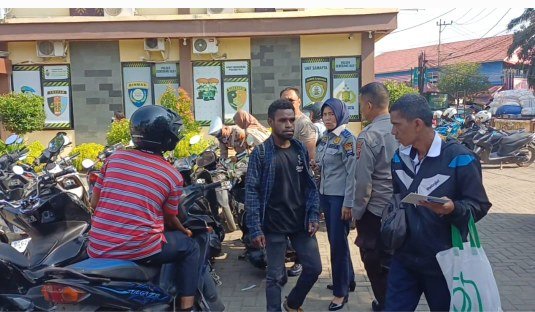 Seorang pemuda asal Papua Selatan yang merupakan mahasiswa Universitas Bina Darma Palembang saat terjaring razia