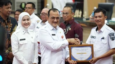 Sekda Sumsel, Edward Candra saat kegiatan Rapat Koordinasi dan Bimbingan Teknis (Bimtek) Pejabat Pengelola Informasi dan Dokumentasi (PPID) se-Sumsel Tahun 2025, yang berlangsung di Graha Bina Praja Palembang, Rabu (23/7/2025).