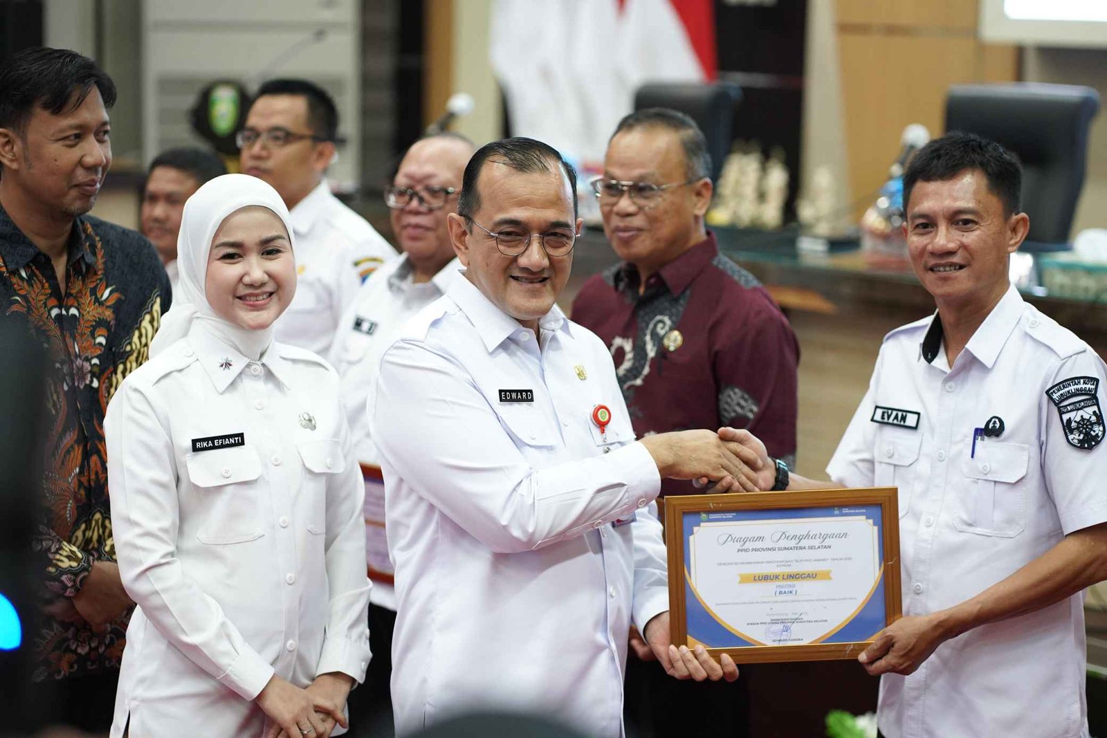 Sekda Sumsel, Edward Candra saat kegiatan Rapat Koordinasi dan Bimbingan Teknis (Bimtek) Pejabat Pengelola Informasi dan Dokumentasi (PPID) se-Sumsel Tahun 2025, yang berlangsung di Graha Bina Praja Palembang, Rabu (23/7/2025).