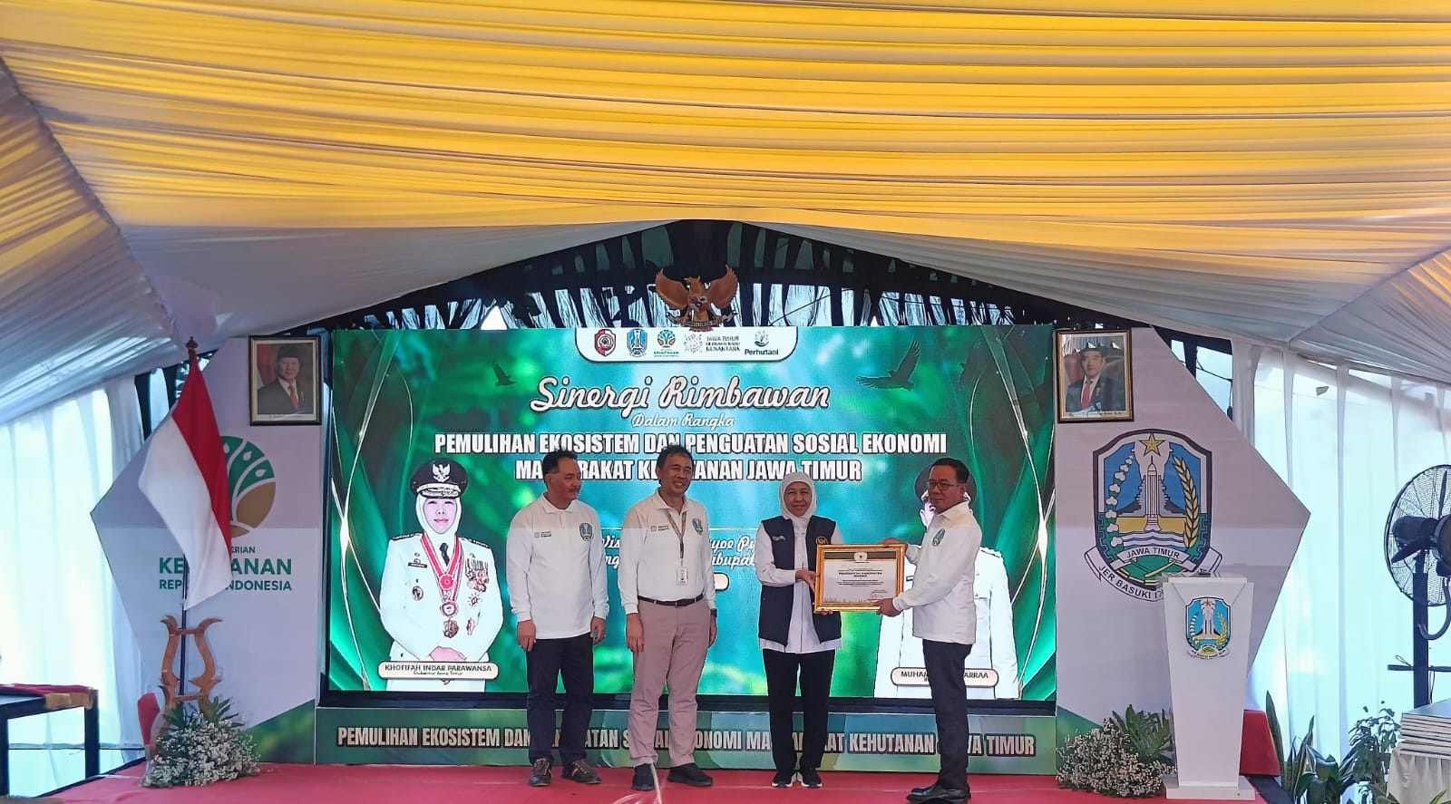 Pemkab Jember secara resmi menerima penghargaan prestisius dari Gubernur Jawa Timur, Khofifah Indar Parawansa, Selasa (22/7/2025).