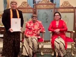 Ketua Umum AMKI Dinobatkan Jadi Bangsawan Keraton Surakarta, Ini Sosok Tundra Meliala yang Curi Perhatian Raja