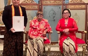 Ketua Umum AMKI Dinobatkan Jadi Bangsawan Keraton Surakarta, Ini Sosok Tundra Meliala yang Curi Perhatian Raja