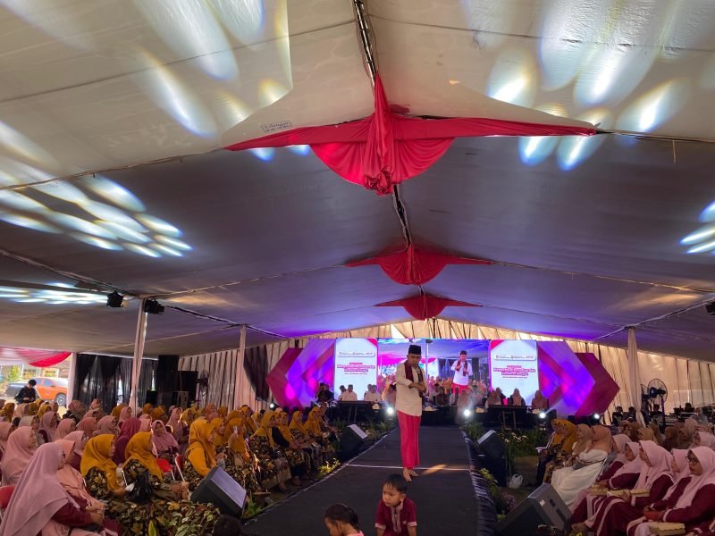 Gus Fawait Ajak Emak-Emak Bantu Sukseskan Program Pemerintah Saat Gelar Program Bunga Desaku di Ambulu