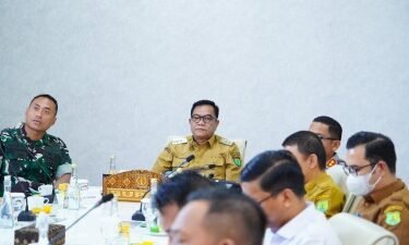 Bupati Muba HM Toha saat rapat virtual penanganan karhutla yang digelar Senin (28/7/2025) dan dipimpin Menteri Kehutanan Raja Juli Antoni
