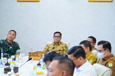 Bupati Muba HM Toha saat rapat virtual penanganan karhutla yang digelar Senin (28/7/2025) dan dipimpin Menteri Kehutanan Raja Juli Antoni
