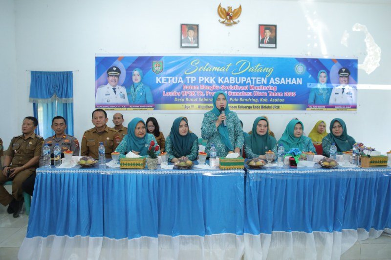 Ketua TP PKK Kabupaten Asahan, Yusnila Indriati Taufik, bersama Staf Ahli TP PKK Kabupaten Asahan, melaksanakan kegiatan pembinaan Usaha Peningkatan Pendapatan Keluarga