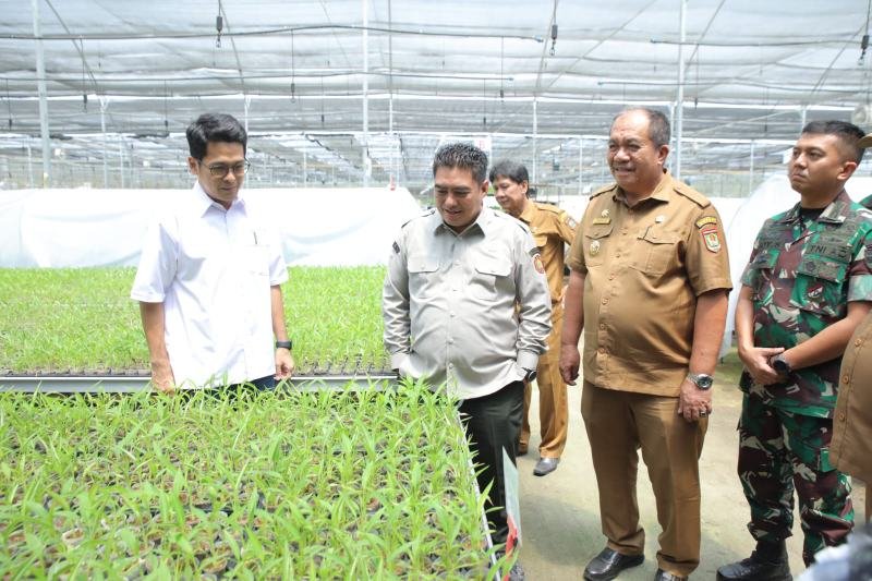 Bupati Asahan, Taufik Zainal Abidin Siregar mendampingi Pelaksana Tugas (Plt) Direktur Jenderal (Dirjen) Perkebunan Kementerian Pertanian Republik Indonesia (Kementan RI), Dr. Abdul Roni Angkat saat melakukan peninjauan langsung ke lokasi cetak sawah di Desa Silo Bonto,