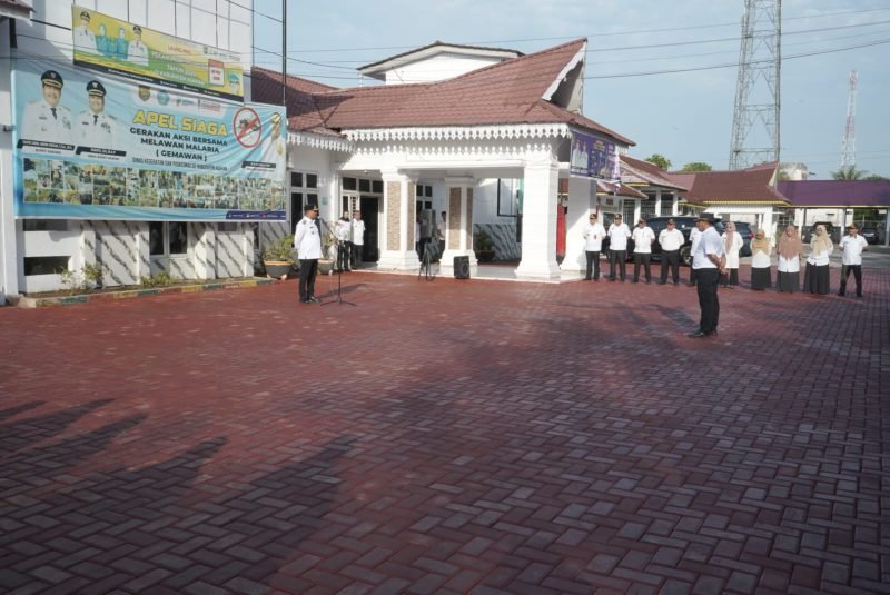 Wakil Bupati Asahan, Rianto memimpin apel pagi di Halaman Kantor Dinas Kesehatan Kabupaten Asahan pada Rabu (30/07/2025).